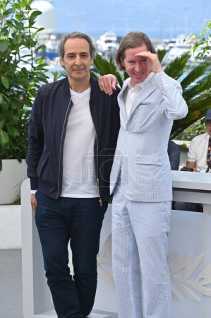 Foto de CANNES, FRANCIA 24 de mayo de 2023: Alexandre Desplat y Wes Anderson en la photocall para Asteroid City en el 76º Festival de Cannes - Imagen libre de derechos