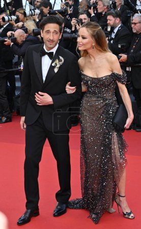 Foto de CANNES, FRANCIA 23 de mayo de 2023: Adrien Brody & Georgina Chapman en el estreno de Asteroid City en el 76º Festival de Cannes - Imagen libre de derechos