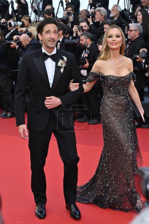 Foto de CANNES, FRANCIA 23 de mayo de 2023: Adrien Brody & Georgina Chapman en el estreno de Asteroid City en el 76º Festival de Cannes - Imagen libre de derechos