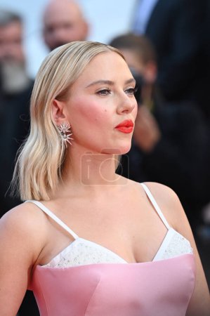Téléchargez les photos : CANNES, FRANCE. 23 mai 2023 : Scarlett Johansson à la première d'Asteroid City au 76e Festival de Cannes - en image libre de droit