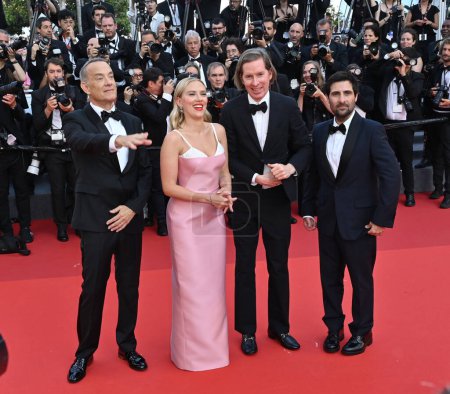 Foto de CANNES, FRANCIA 23 de mayo de 2023: Tom Hanks, Scarlett Johansson, Wes Anderson & Jason Schwartzman en el estreno de Asteroid City en el 76º Festival de Cannes - Imagen libre de derechos
