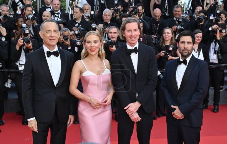 Foto de CANNES, FRANCIA 23 de mayo de 2023: Tom Hanks, Scarlett Johansson, Wes Anderson & Jason Schwartzman en el estreno de Asteroid City en el 76º Festival de Cannes - Imagen libre de derechos