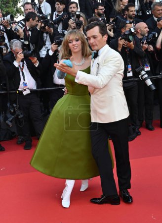 Téléchargez les photos : CANNES, FRANCE. 23 mai 2023 : Rupert Friend & Maya Hawke à la première d'Asteroid City au 76ème Festival de Cannes - en image libre de droit