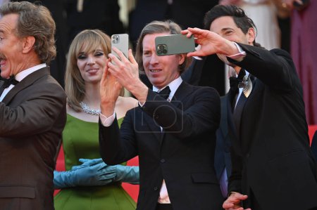 Téléchargez les photos : CANNES, FRANCE. 23 mai 2023 : Maya Hawke, Wes Anderson & Adrien Brody à la première d'Asteroid City au 76ème Festival de Cannes - en image libre de droit