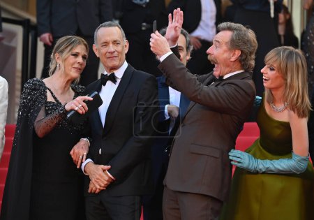 Foto de CANNES, FRANCIA 23 de mayo de 2023: Rita Wilson, Tom Hanks, Bryan Cranston & Maya Hawke en el estreno de Asteroid City en el 76º Festival de Cannes - Imagen libre de derechos