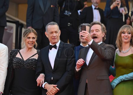 Téléchargez les photos : CANNES, FRANCE. 23 mai 2023 : Rita Wilson, Tom Hanks, Bryan Cranston & Maya Hawke à la première d'Asteroid City au 76ème Festival de Cannes - en image libre de droit