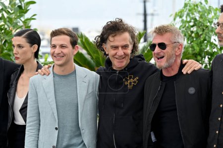 Téléchargez les photos : CANNES, FRANCE. 19 mai 2023 : Raquel Nave, Tye Sheridan, Jean-Stephane Sauvaire et Sean Penn au photocall des mouches noires au 76e Festival de Cannes - en image libre de droit