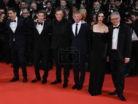 Photo for CANNES, FRANCE. May 18, 2023: Warren Goz, Tye Sheridan, Jean-Stephane Sauvaire, Sean Penn and Raquel Nave at the premiere of Black Flies at the 76th Festival de Cannes - Royalty Free Image