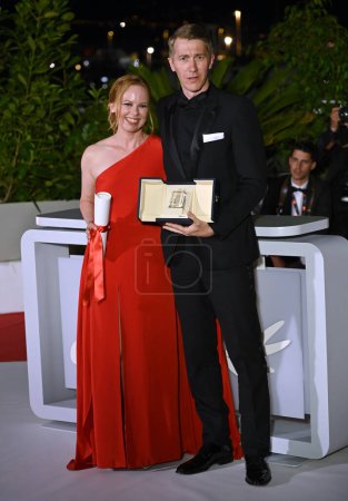Téléchargez les photos : CANNES, FRANCE. 27 mai 2023 : Alma Poysti et Jussi Vatanen, Prix du Jury, "Feuilles tombées" à la Palme d'Or Photocall au 76ème Festival de Cannes - en image libre de droit