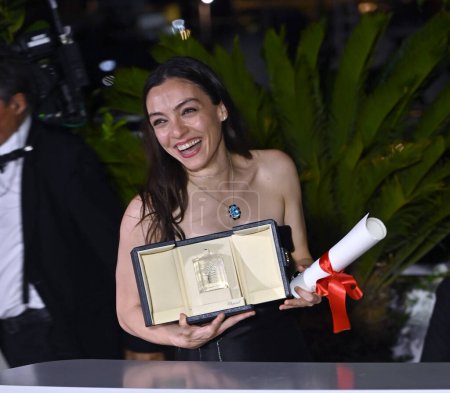 Foto de CANNES, FRANCIA 27 de mayo de 2023: Merve Dizdar, mejor actriz, 'About Dry Grasses' en la fotoconvocatoria de los Palme d 'Or Awards en el 76º Festival de Cannes - Imagen libre de derechos