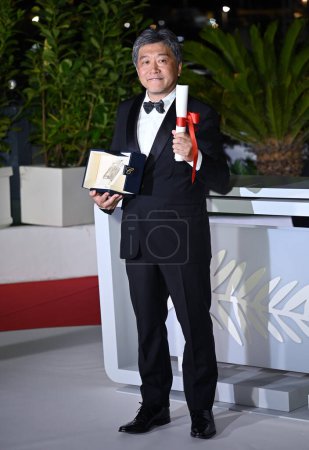 Téléchargez les photos : CANNES, FRANCE. 27 mai 2023 : Hirokazu Koreeda à la Palme d'Or Photocall au 76ème Festival de Cannes - en image libre de droit