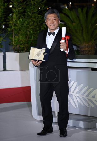 Foto de CANNES, FRANCIA 27 de mayo de 2023: Hirokazu Koreeda en la fotoconvocatoria de los Premios Palme d 'Or en el 76º Festival de Cannes - Imagen libre de derechos