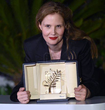 Téléchargez les photos : CANNES, FRANCE. 27 mai 2023 : Justine Triet, Palme d'Or, Anatomie d'une chute à la Palme d'Or Photocall au 76ème Festival de Cannes - en image libre de droit