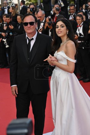 Foto de CANNES, FRANCIA 27 de mayo de 2023: Quentin Tarantino y Daniella Pick en la Gala de Clausura del 76º Festival de Cannes - Imagen libre de derechos