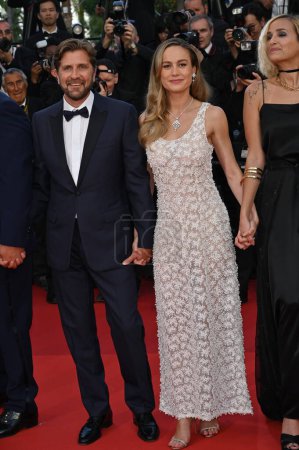 Foto de CANNES, FRANCIA 27 de mayo de 2023: Rubén Ostlund, Brie Larson y Julia Ducournau en la Gala de Clausura del 76º Festival de Cannes - Imagen libre de derechos