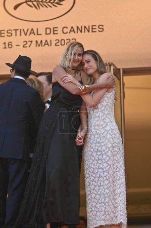 Foto de CANNES, FRANCIA 27 de mayo de 2023: Julia Ducournau y Brie Larson en la Gala de Clausura del 76º Festival de Cannes - Imagen libre de derechos