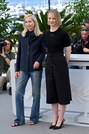 Foto de CANNES, FRANCIA 23 de mayo de 2023: Jessica Hausner y Mia Wasikowska en la photocall del Club Zero en el 76º Festival de Cannes - Imagen libre de derechos