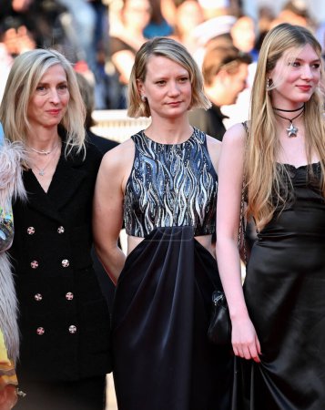 Foto de CANNES, FRANCIA 22 de mayo de 2023: Jessica Hausner, Mia Wasikowska y Florence Baker en el estreno del Club Zero en el 76º Festival de Cannes - Imagen libre de derechos