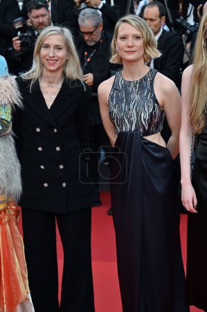 Foto de CANNES, FRANCIA 22 de mayo de 2023: Jessica Hausner y Mia Wasikowska en el estreno del Club Zero en el 76º Festival de Cannes - Imagen libre de derechos