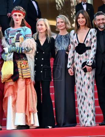 Foto de CANNES, FRANCIA 22 de mayo de 2023: Luke Barker, Jessica Hausner, Mia Wasikowska y Elsa Zylberstein en el estreno del Club Zero en el 76º Festival de Cannes - Imagen libre de derechos