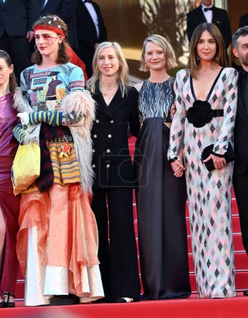 Foto de CANNES, FRANCIA 22 de mayo de 2023: Luke Barker, Jessica Hausner, Mia Wasikowska y Elsa Zylberstein en el estreno del Club Zero en el 76º Festival de Cannes - Imagen libre de derechos