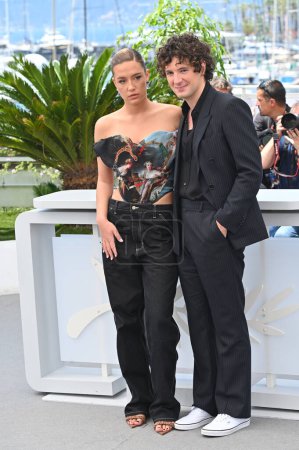 Téléchargez les photos : CANNES, FRANCE. 27 mai 2023 : Adèle Exarchopoulos et Vincent Lacoste au photocall pour Elemental au 76ème Festival de Cannes - en image libre de droit
