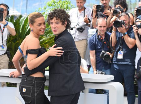 Foto de CANNES, FRANCIA 27 de mayo de 2023: Adele Exarchopoulos y Vincent Lacoste en la photocall para Elemental en el 76º Festival de Cannes - Imagen libre de derechos