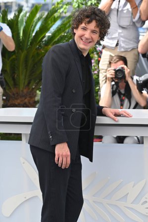 Foto de CANNES, FRANCIA 27 de mayo de 2023: Vincent Lacoste en la photocall para Elemental en el 76º Festival de Cannes - Imagen libre de derechos
