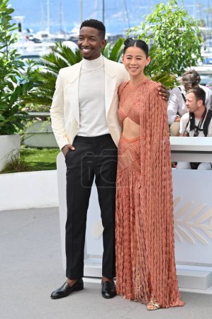 Foto de CANNES, FRANCIA 27 de mayo de 2023: Mamoudou Athie y Leah Lewis en la photocall para Elemental en el 76º Festival de Cannes - Imagen libre de derechos