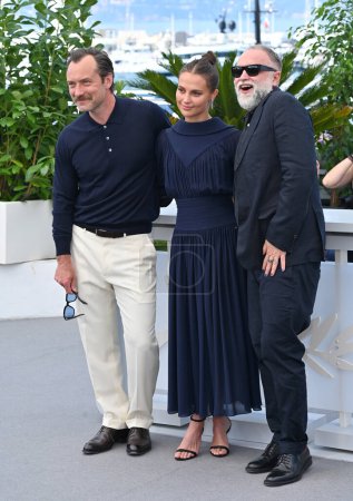Foto de CANNES, FRANCIA 22 de mayo de 2023: Jude Law, Karim Ainouz y Alicia Vikander en la photocall para Firebrand en el 76º Festival de Cannes - Imagen libre de derechos