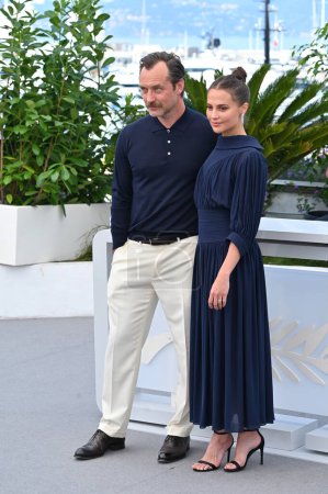Foto de CANNES, FRANCIA 22 de mayo de 2023: Jude Law y Alicia Vikander en la photocall para Firebrand en el 76º Festival de Cannes - Imagen libre de derechos
