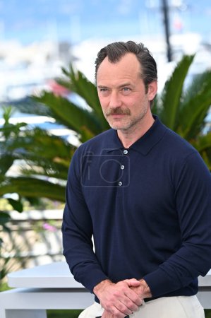 Foto de CANNES, FRANCIA 22 de mayo de 2023: Jude Law en la photocall de Firebrand en el 76º Festival de Cannes - Imagen libre de derechos