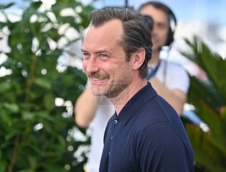 Foto de CANNES, FRANCIA 22 de mayo de 2023: Jude Law en la photocall de Firebrand en el 76º Festival de Cannes - Imagen libre de derechos