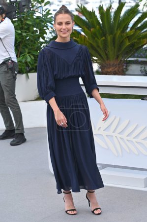Foto de CANNES, FRANCIA 22 de mayo de 2023: Alicia Vikander en la photocall de Firebrand en el 76º Festival de Cannes - Imagen libre de derechos