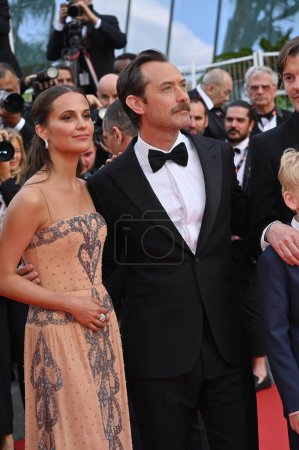 Foto de CANNES, FRANCIA 21 de mayo de 2023: Alicia Vikander y Jude Law en el estreno de Firebrand en el 76º Festival de Cannes - Imagen libre de derechos
