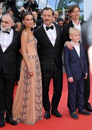 Foto de CANNES, FRANCIA 21 de mayo de 2023: Alicia Vikander y Jude Law en el estreno de Firebrand en el 76º Festival de Cannes - Imagen libre de derechos