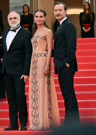 Foto de CANNES, FRANCIA 21 de mayo de 2023: Karim Ainouz, Alicia Vikander y Jude Law en el estreno de Firebrand en el 76º Festival de Cannes - Imagen libre de derechos