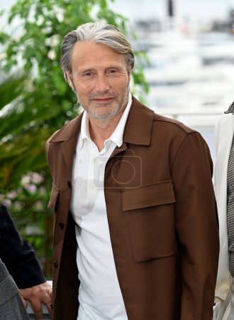 Foto de CANNES, FRANCIA 19 de mayo de 2023: Mads Mikkelsen en la photocall de Indiana Jones y el Dial of Destiny en el 76º Festival de Cannes - Imagen libre de derechos