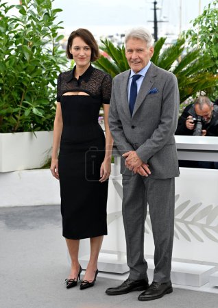 Foto de CANNES, FRANCIA 19 de mayo de 2023: Phoebe Waller-Bridge y Harrison Ford en la photocall de Indiana Jones y el Dial of Destiny en el 76º Festival de Cannes - Imagen libre de derechos