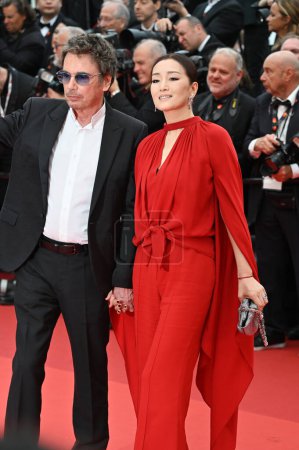Foto de CANNES, FRANCIA 18 de mayo de 2023: Jean-Michel Jarre y Gong Li en el estreno de Indiana Jones y el Dial del Destino en el 76º Festival de Cannes - Imagen libre de derechos