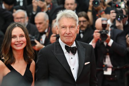 Téléchargez les photos : CANNES, FRANCE. 18 mai 2023 : Harrison Ford et Calista Flockhart à la première de Indiana Jones et le Dial of Destiny au 76e Festival de Cannes - en image libre de droit