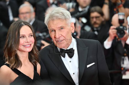 Téléchargez les photos : CANNES, FRANCE. 18 mai 2023 : Harrison Ford et Calista Flockhart à la première de Indiana Jones et le Dial of Destiny au 76e Festival de Cannes - en image libre de droit