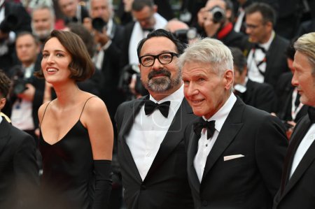 Foto de CANNES, FRANCIA 18 de mayo de 2023: Phoebe Waller-Bridge, James Mangold y Harrison Ford en el estreno de Indiana Jones y el Dial of Destiny en el 76º Festival de Cannes - Imagen libre de derechos