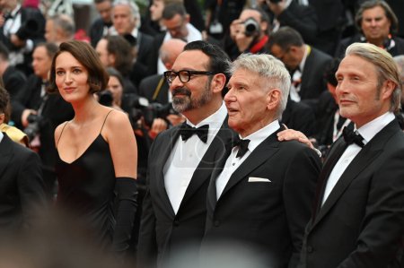 Foto de CANNES, FRANCIA 18 de mayo de 2023: Phoebe Waller-Bridge, James Mangold, Harrison Ford y Mads Mikkelsen en el estreno de Indiana Jones y el Dial of Destiny en el 76º Festival de Cannes - Imagen libre de derechos