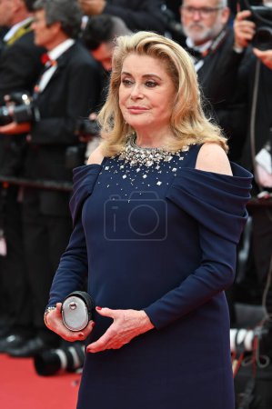 Foto de CANNES, FRANCIA 16 de mayo de 2023: Catherine Deneuve estrena para Jeanne du Barry en el 76º Festival de Cannes - Imagen libre de derechos
