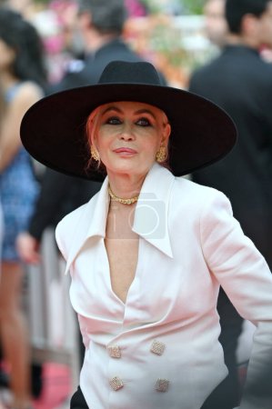 Foto de CANNES, FRANCIA 16 de mayo de 2023: Emmanuelle Beart en el estreno de Jeanne du Barry en el 76º Festival de Cannes - Imagen libre de derechos
