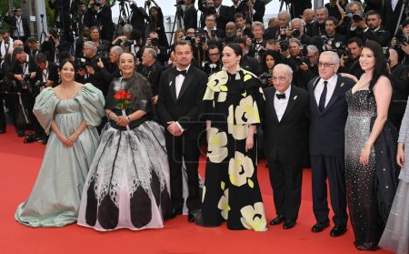 Foto de CANNES, FRANCIA 20 de mayo de 2023: Jillian Dion, Tantoo Cardinal, Leonardo DiCaprio, Lily Gladstone, Martin Scorsese, Robert De Niro, Cara Jade Myers y Janae Collins se estrenan en el 76º Festival de Cannes - Imagen libre de derechos