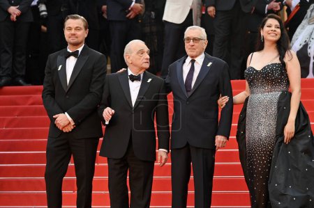 Foto de CANNES, FRANCIA 20 de mayo de 2023: Leonardo DiCaprio, Martin Scorsese, Robert De Niro y Cara Jade Myers en el estreno de Killers of the Flower Moon en el 76º Festival de Cannes - Imagen libre de derechos