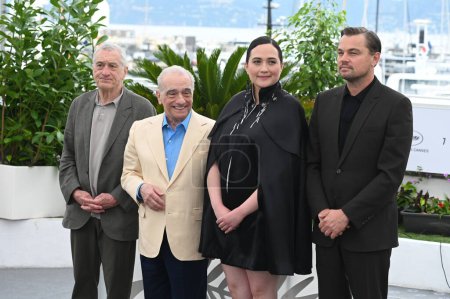 Foto de CANNES, FRANCIA 21 de mayo de 2023: Robert De Niro, Martin Scorsese, Lily Gladstone y Leonardo DiCaprio en la photocall para Killers Of The Flower Moon en el 76º Festival de Cannes - Imagen libre de derechos