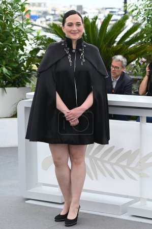 Téléchargez les photos : CANNES, FRANCE. 21 mai 2023 : Lily Gladstone au photocall pour Killers Of The Flower Moon au 76e Festival de Cannes - en image libre de droit